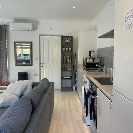 Fully Detached Studio Annexe With King Bed For 2 & Sofa Bed For 2 Cambourne Exterior photo