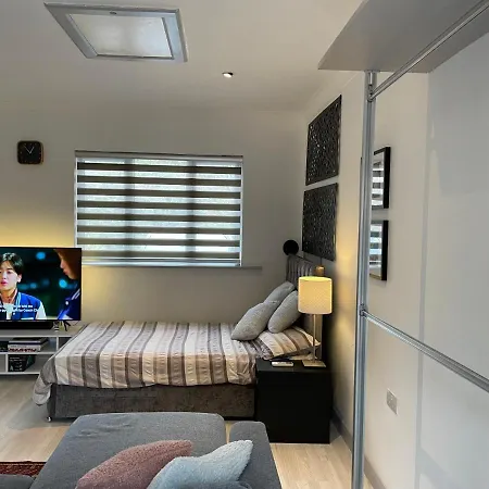 Fully Detached Studio Annexe With King Bed For 2 & Sofa Bed For 2 Cambourne Exterior photo