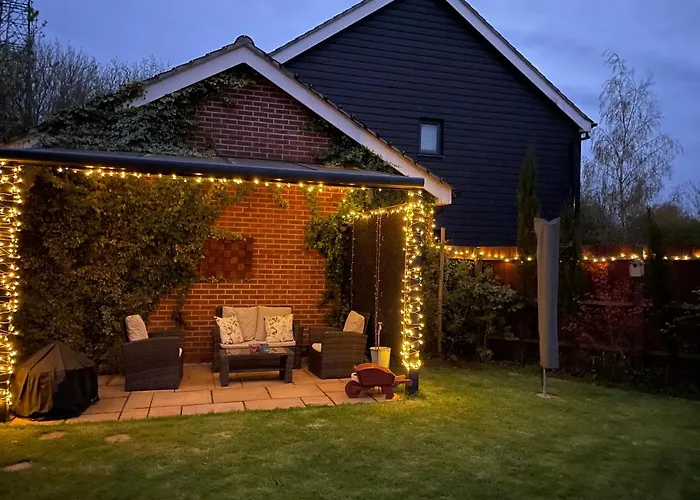 Fully Detached Studio Annexe With King Bed For 2 & Sofa Bed For 2