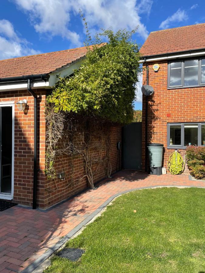 Fully Detached Annexe With King Bed For 2 & Sofa Bed For 2 Cambourne