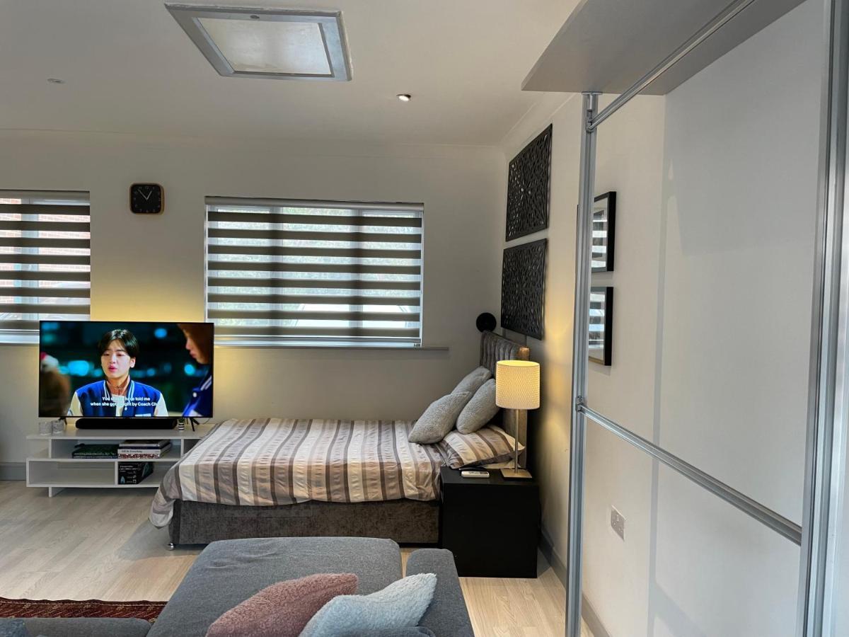 Fully Detached Annexe With King Bed For 2 & Sofa Bed For 2 Cambourne