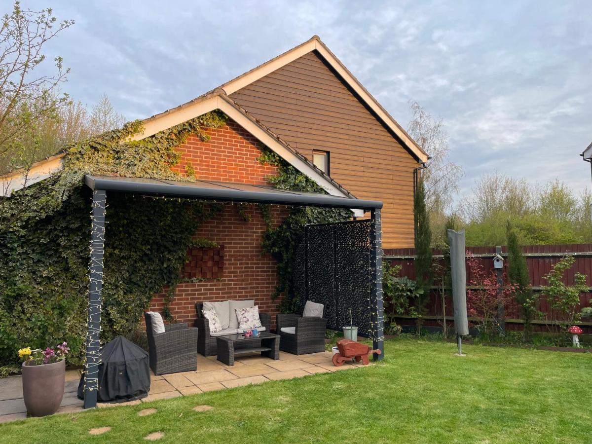 Fully Detached Annexe With King Bed For 2 & Sofa Bed For 2 Cambourne